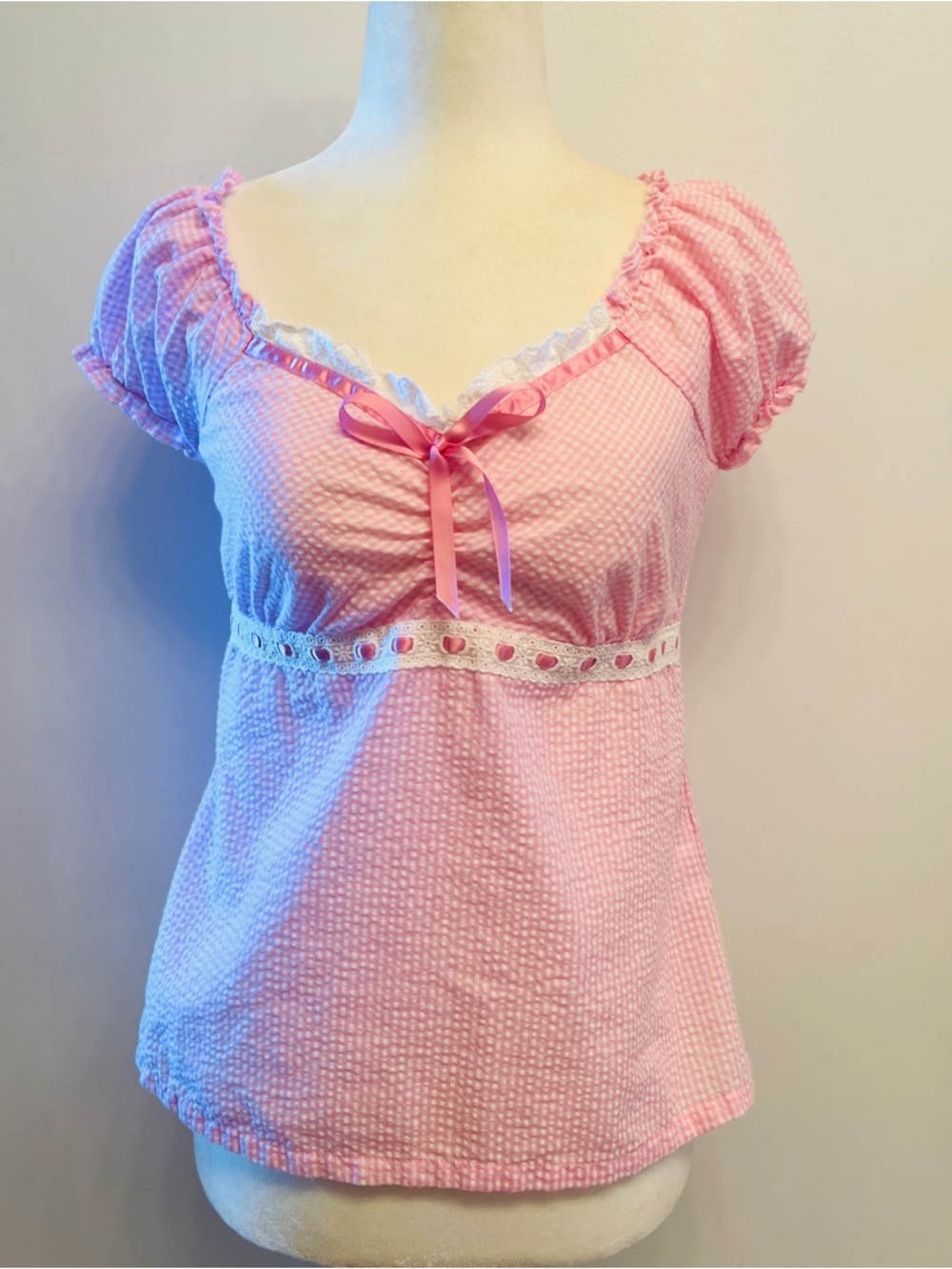 Chérie Lou pink gingham top features a front bow detail. Size M